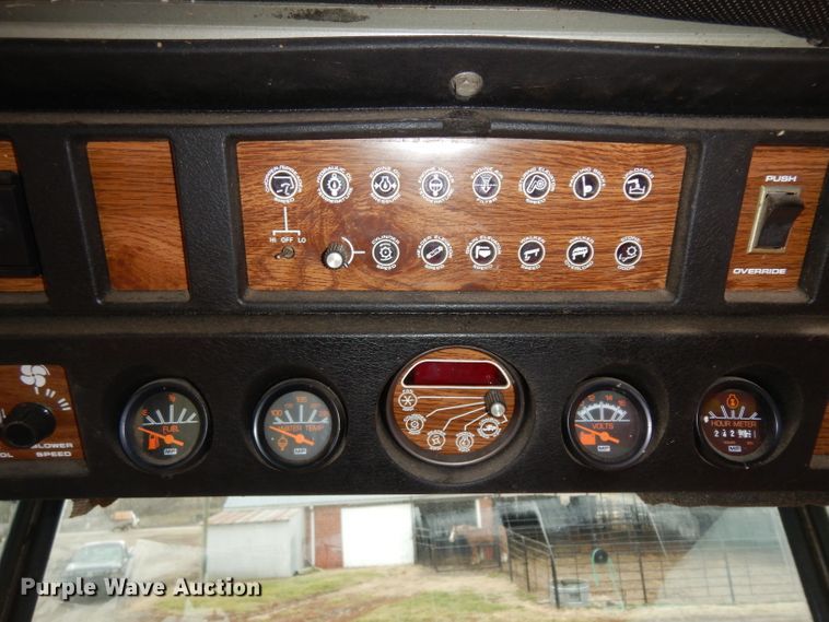 image for item IG9132 1985 Massey-Ferguson 850  RWA combine