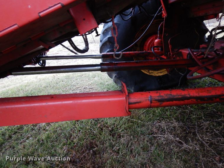 image for item IG9132 1985 Massey-Ferguson 850  RWA combine