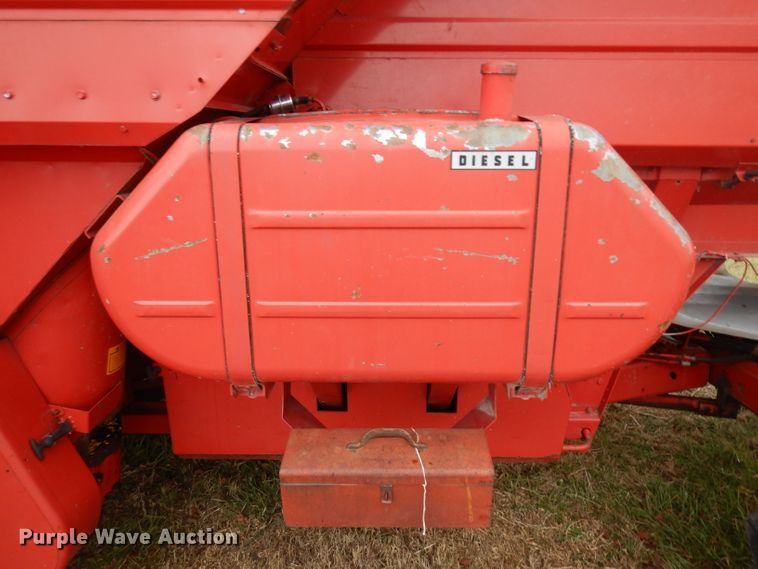 image for item IG9132 1985 Massey-Ferguson 850  RWA combine