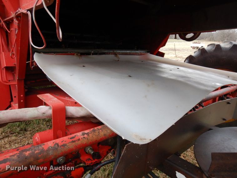 image for item IG9132 1985 Massey-Ferguson 850  RWA combine