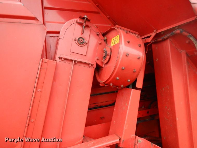 image for item IG9132 1985 Massey-Ferguson 850  RWA combine