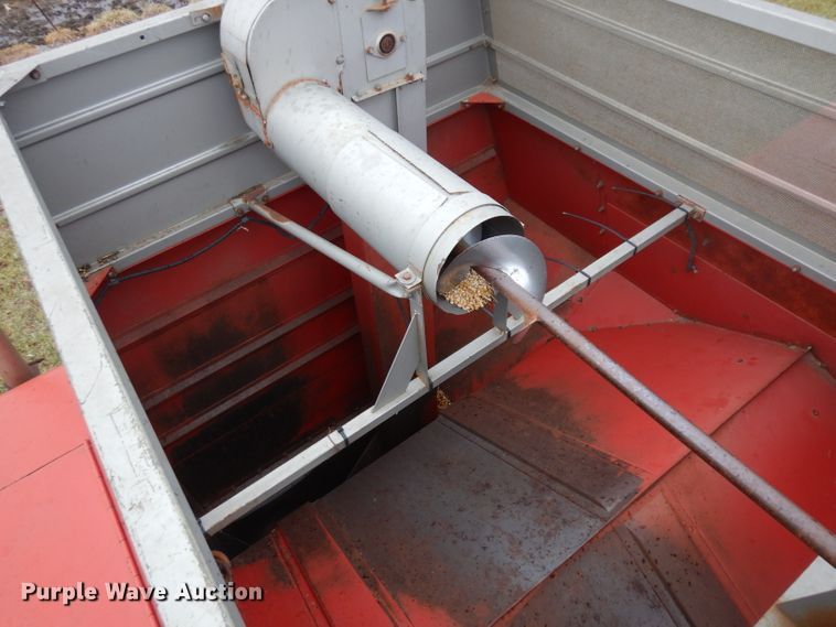 image for item IG9132 1985 Massey-Ferguson 850  RWA combine