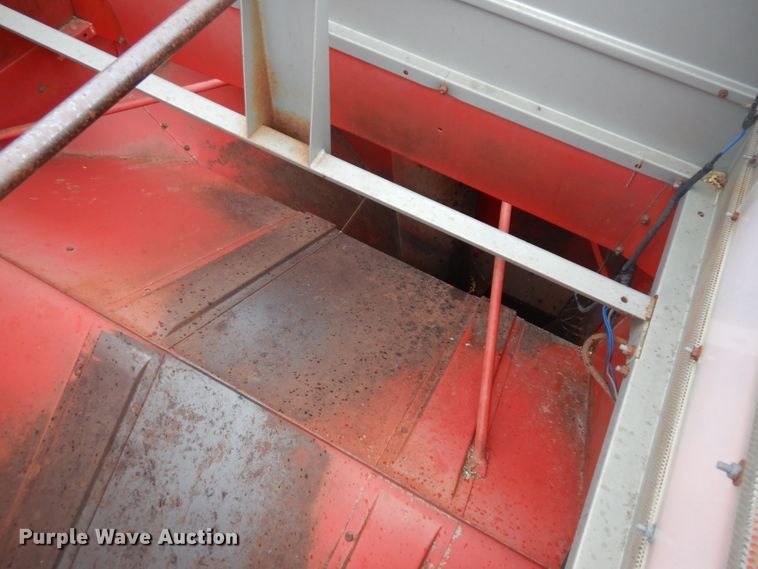 image for item IG9132 1985 Massey-Ferguson 850  RWA combine