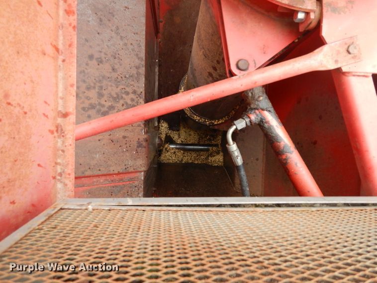 image for item IG9132 1985 Massey-Ferguson 850  RWA combine