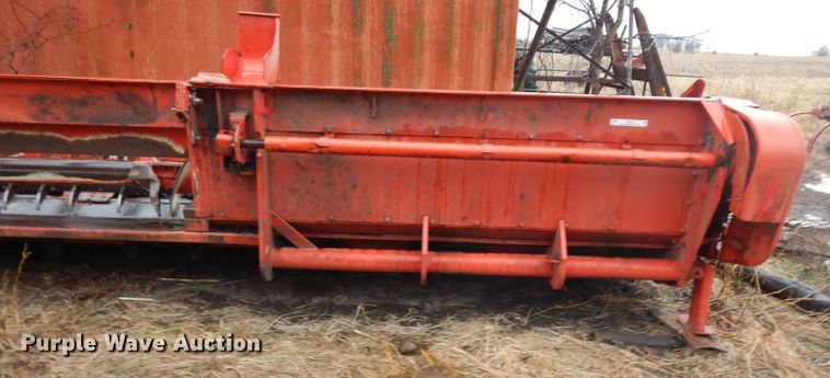 image for item IG9137 Massey-Ferguson 1183 corn head