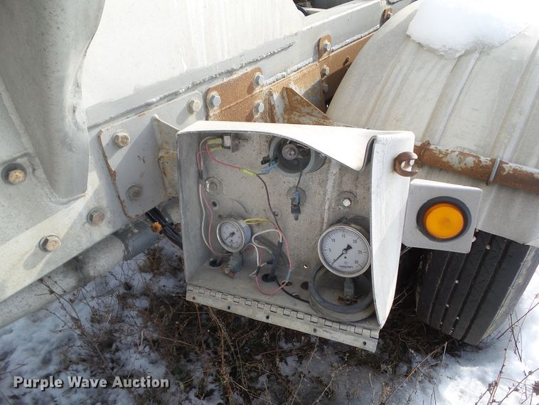 image for item DA7046 1998 Heil 9901048 pneumatic dry bulk trailer