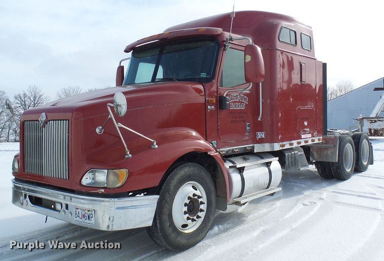 image for item DC2846 2005 International 9400i  semi truck