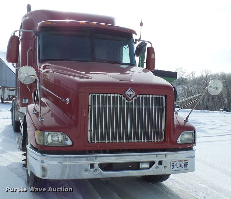 image for item DC2846 2005 International 9400i  semi truck