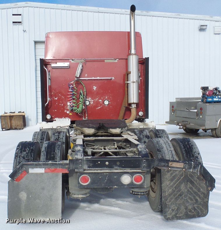 image for item DC2846 2005 International 9400i  semi truck