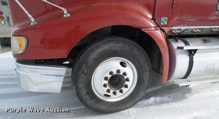 image for item DC2846 2005 International 9400i  semi truck