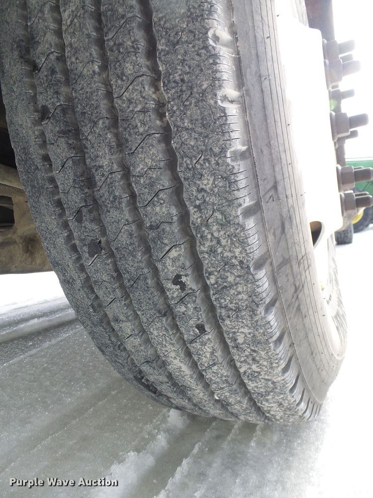 image for item DC2846 2005 International 9400i  semi truck