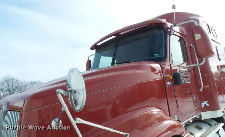 image for item DC2846 2005 International 9400i  semi truck