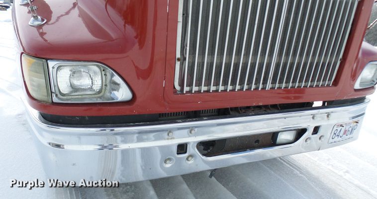 image for item DC2846 2005 International 9400i  semi truck