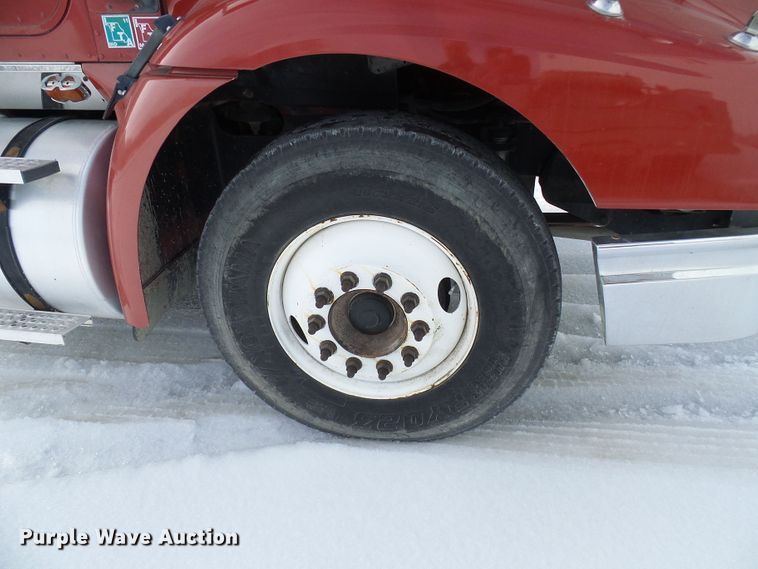 image for item DC2846 2005 International 9400i  semi truck