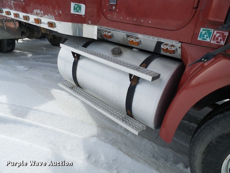 image for item DC2846 2005 International 9400i  semi truck