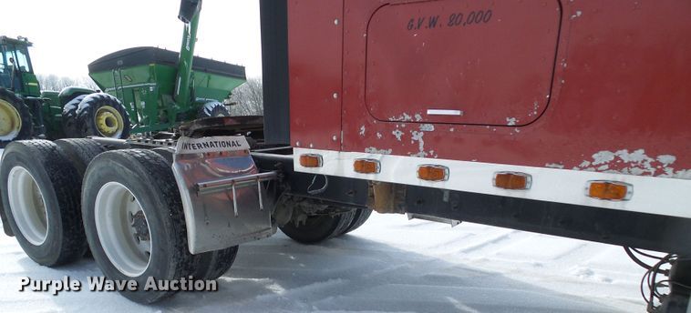 image for item DC2846 2005 International 9400i  semi truck