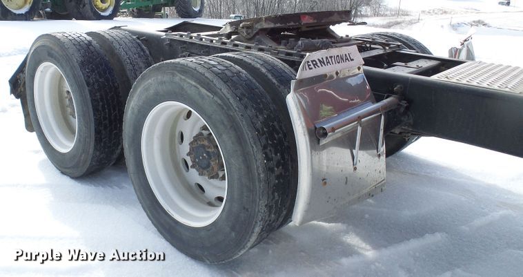 image for item DC2846 2005 International 9400i  semi truck