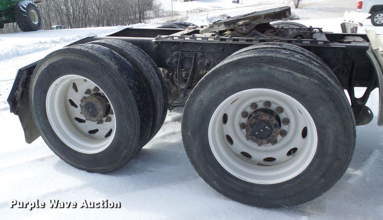 image for item DC2846 2005 International 9400i  semi truck