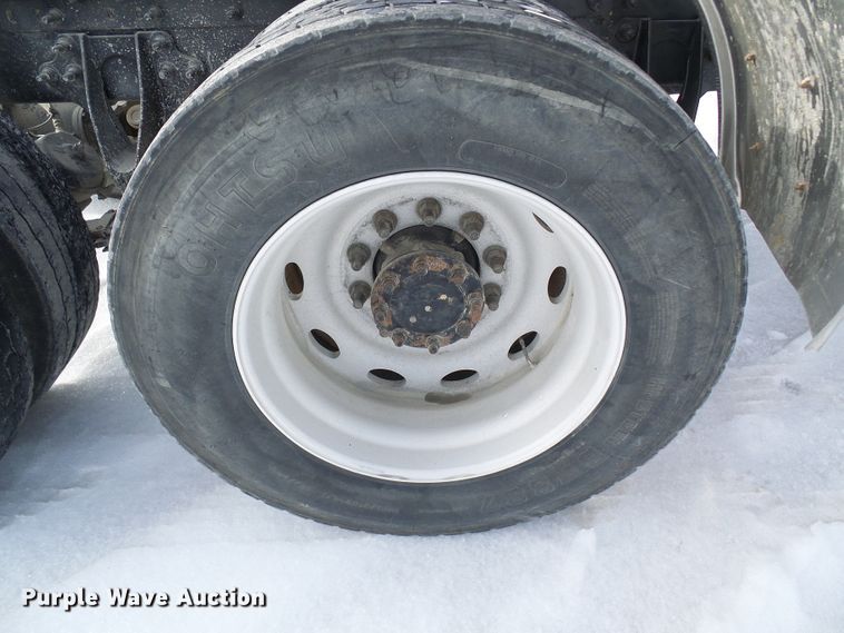 image for item DC2846 2005 International 9400i  semi truck