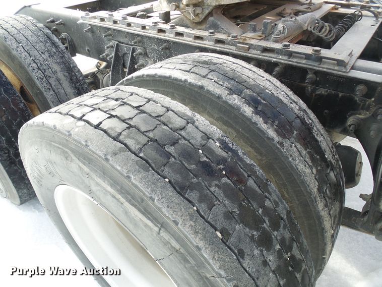 image for item DC2846 2005 International 9400i  semi truck