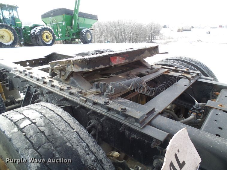 image for item DC2846 2005 International 9400i  semi truck