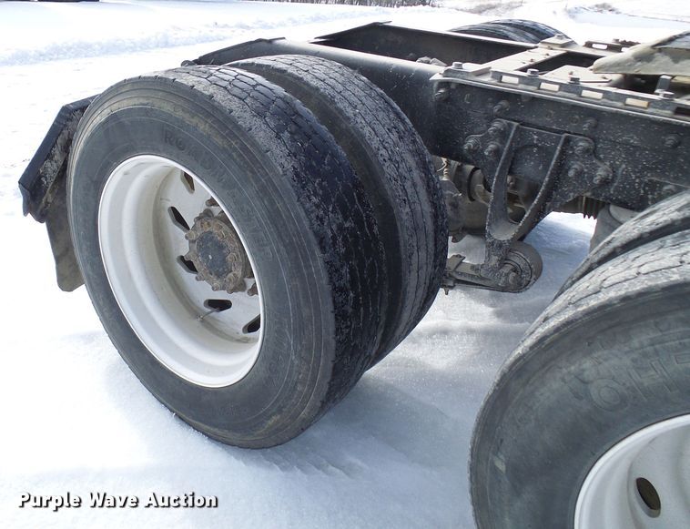 image for item DC2846 2005 International 9400i  semi truck