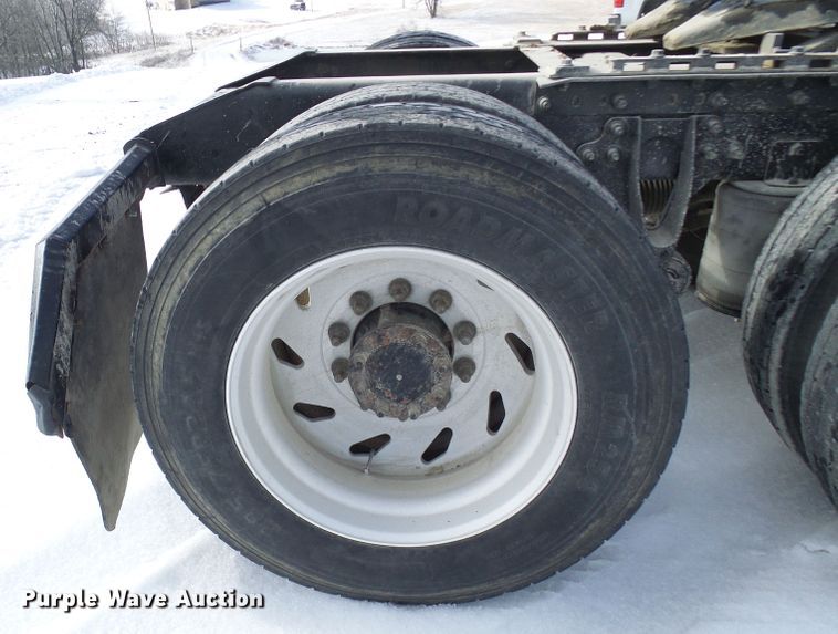 image for item DC2846 2005 International 9400i  semi truck