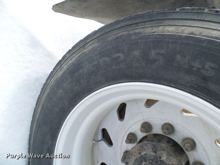 image for item DC2846 2005 International 9400i  semi truck