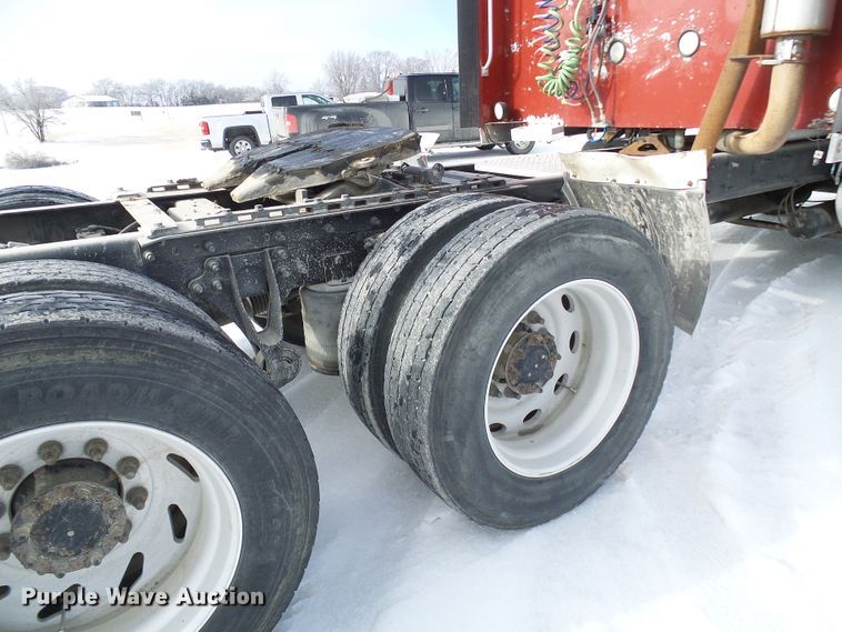 image for item DC2846 2005 International 9400i  semi truck