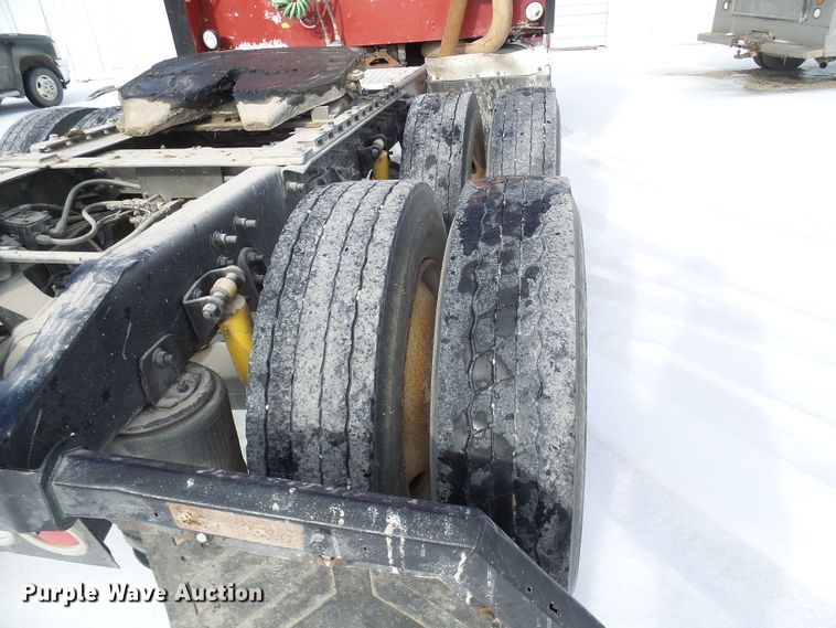 image for item DC2846 2005 International 9400i  semi truck