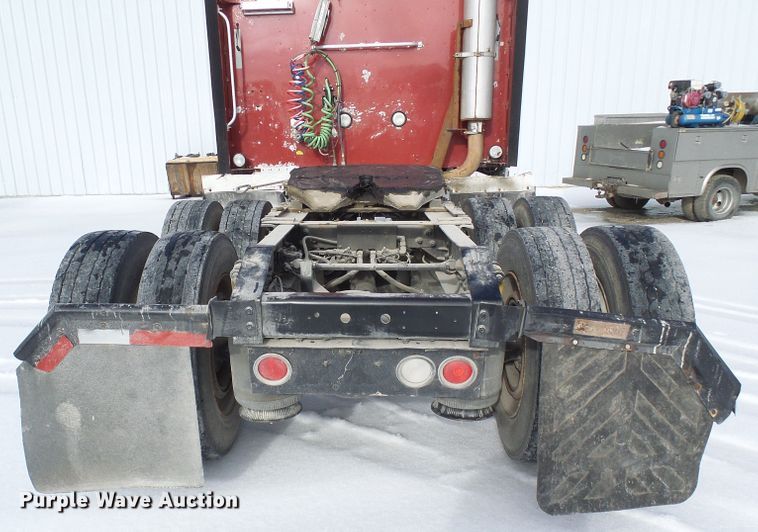 image for item DC2846 2005 International 9400i  semi truck