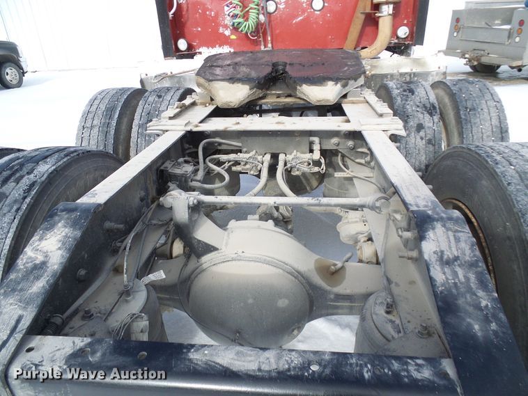 image for item DC2846 2005 International 9400i  semi truck