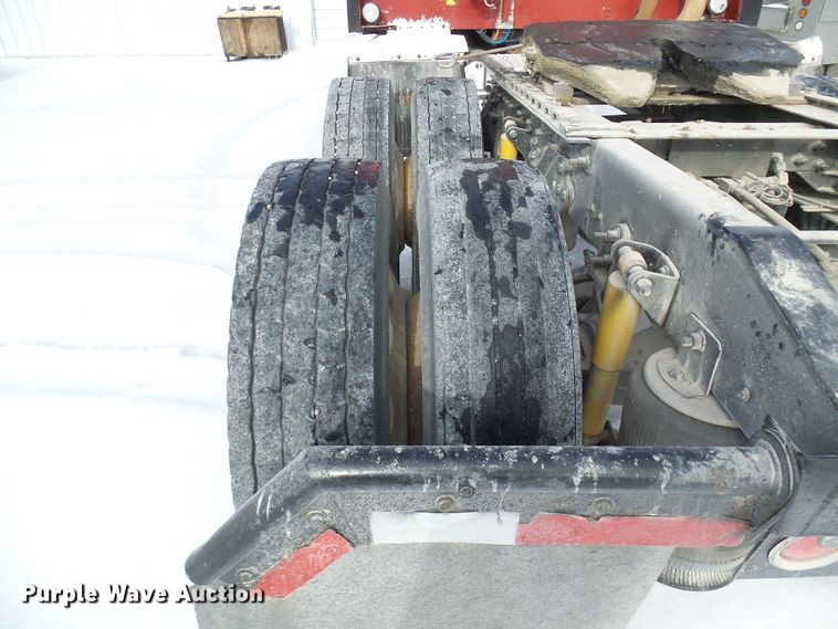 image for item DC2846 2005 International 9400i  semi truck