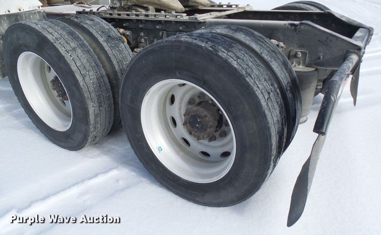 image for item DC2846 2005 International 9400i  semi truck