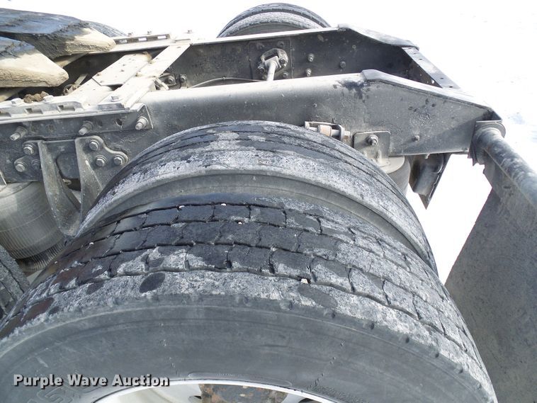 image for item DC2846 2005 International 9400i  semi truck