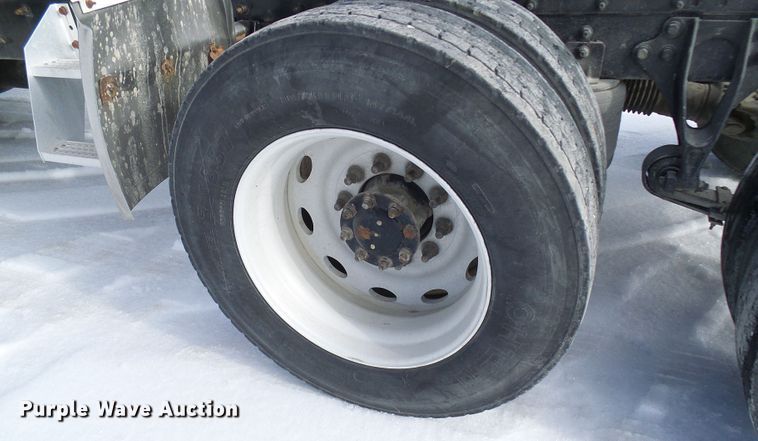 image for item DC2846 2005 International 9400i  semi truck