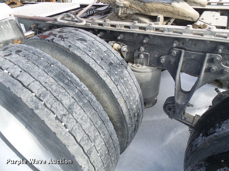 image for item DC2846 2005 International 9400i  semi truck