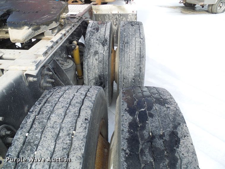 image for item DC2846 2005 International 9400i  semi truck