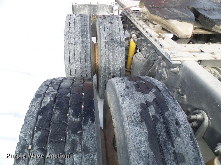 image for item DC2846 2005 International 9400i  semi truck