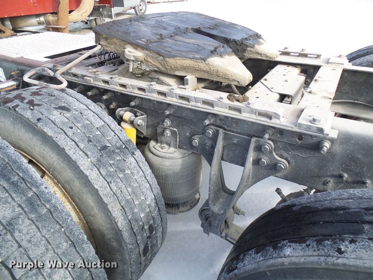 image for item DC2846 2005 International 9400i  semi truck