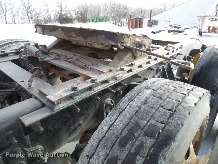 image for item DC2846 2005 International 9400i  semi truck