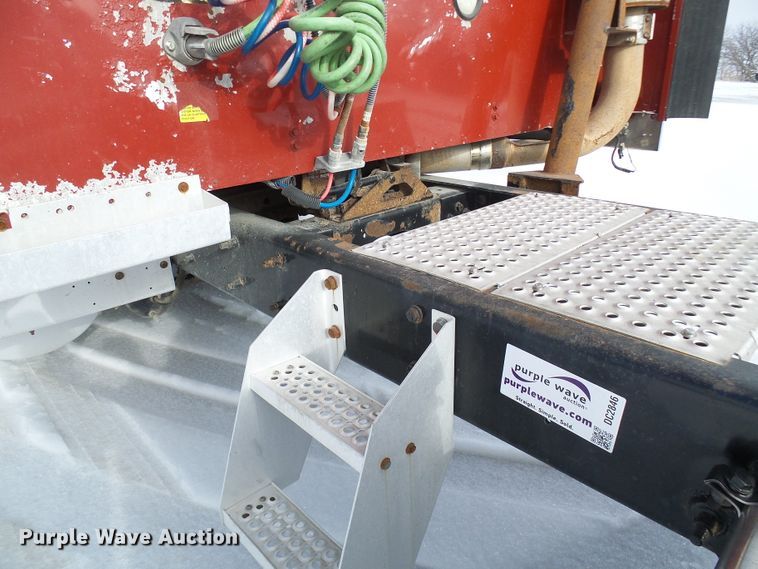 image for item DC2846 2005 International 9400i  semi truck