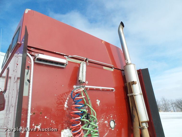 image for item DC2846 2005 International 9400i  semi truck