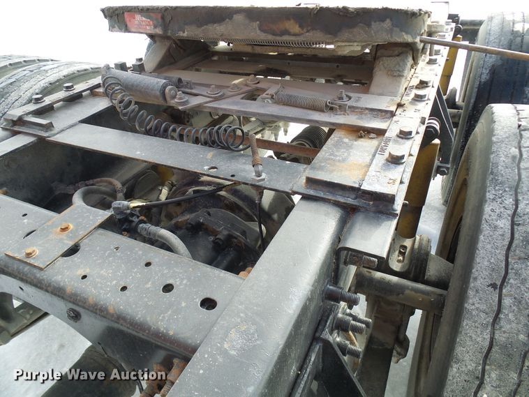 image for item DC2846 2005 International 9400i  semi truck