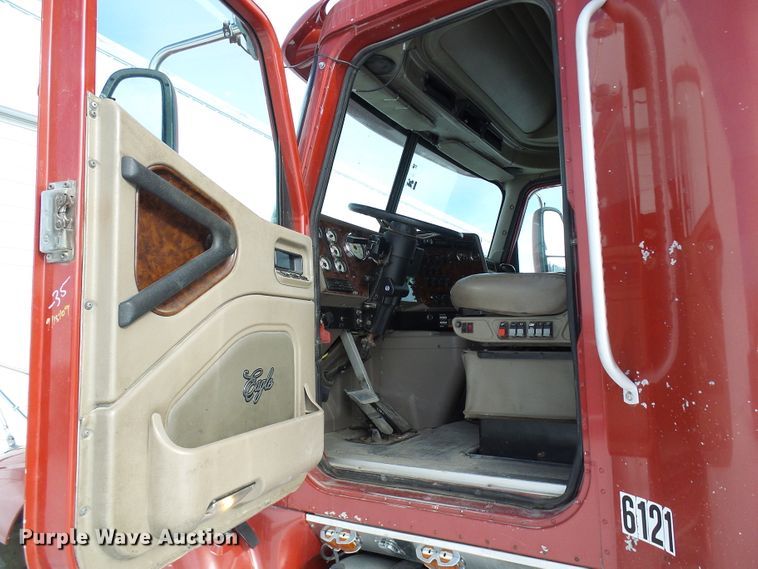 image for item DC2846 2005 International 9400i  semi truck
