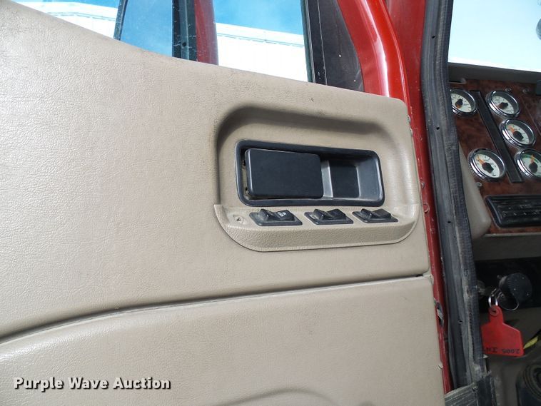 image for item DC2846 2005 International 9400i  semi truck