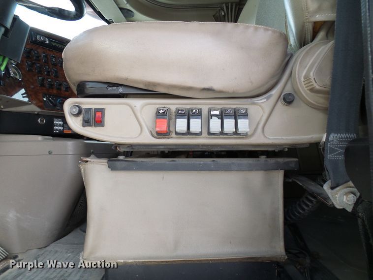 image for item DC2846 2005 International 9400i  semi truck