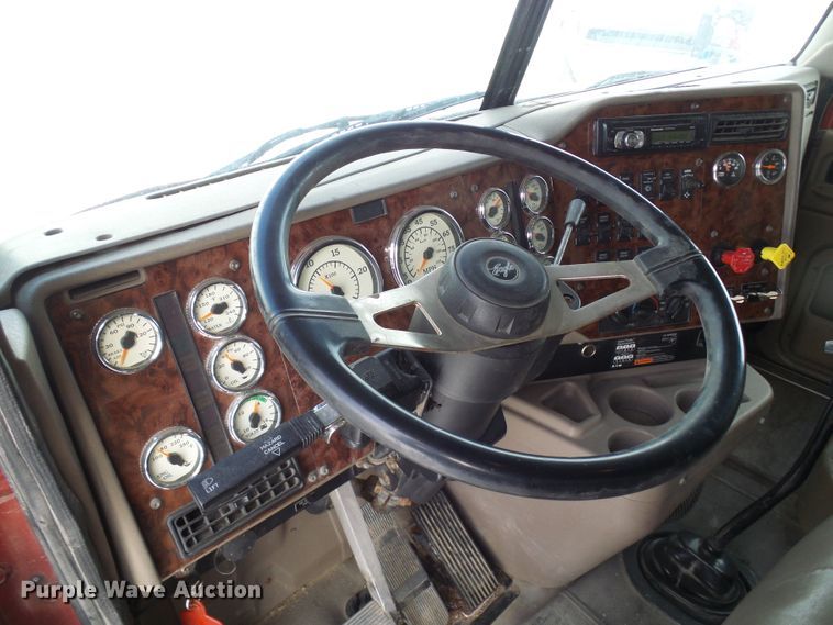 image for item DC2846 2005 International 9400i  semi truck