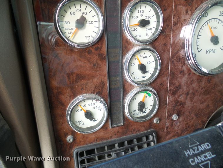 image for item DC2846 2005 International 9400i  semi truck