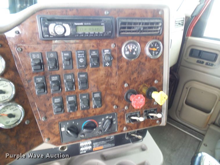 image for item DC2846 2005 International 9400i  semi truck